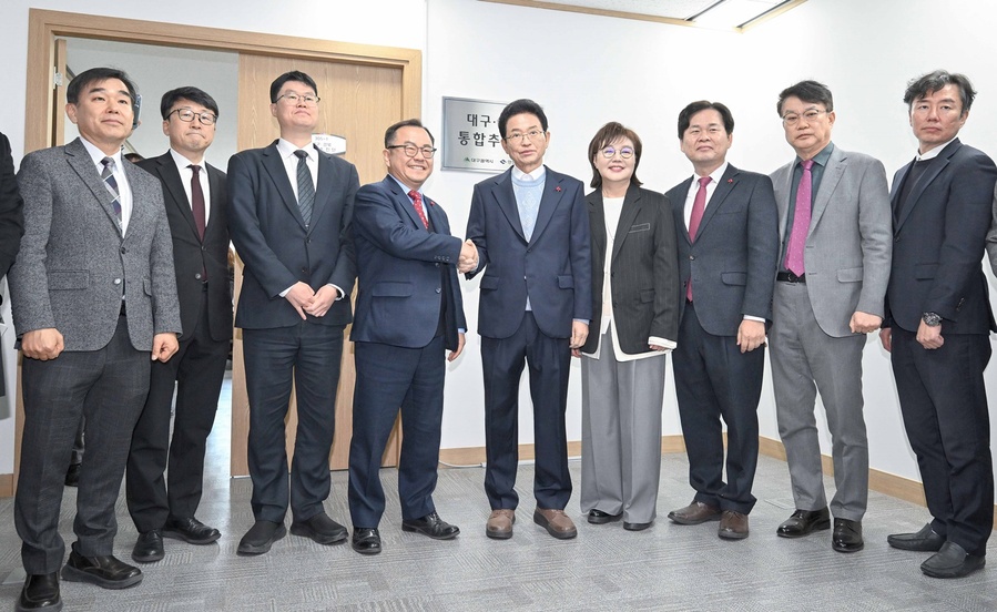 ▲ 대구시와 경북도는 26일 경북도청에서 홍성주 대구시 경제부시장과 이철우 경북도지사가 참석한 가운데 ‘대구·경북통합추진단(T/F)’ 현판식을 개최했다.ⓒ대구시