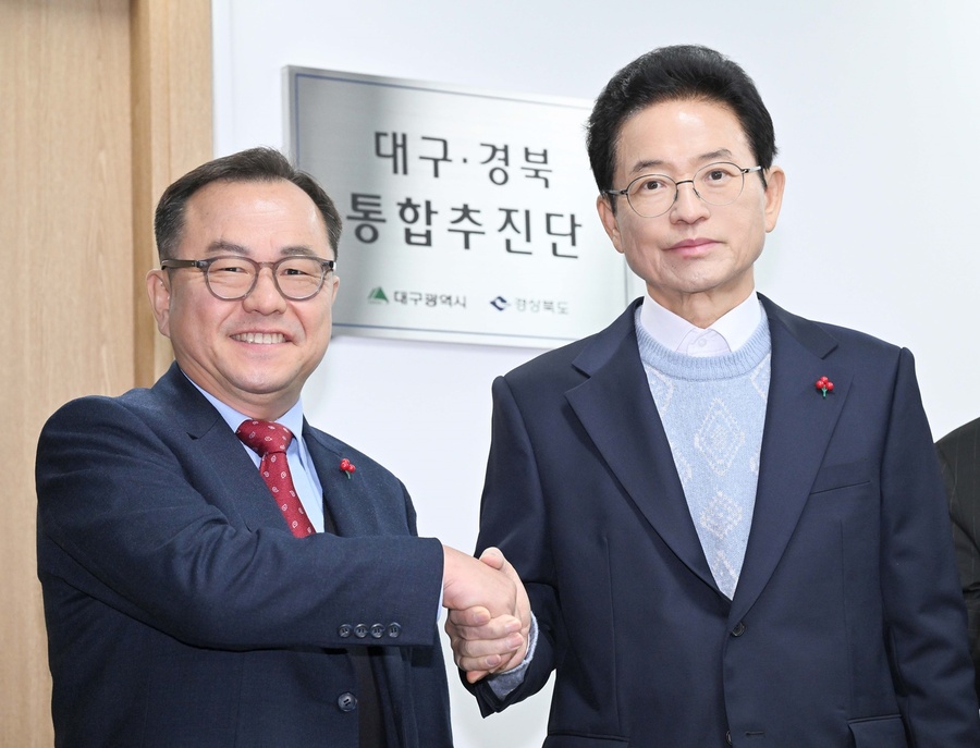 ▲ 현판식에서 이철우 경북도지사는 통합의 역사적 의미를 강조했다. 이 지사는 “대구와 경북은 본래 한뿌리에서 시작된 공동체”라며 “수도권 일극 체제에 맞서 대구·경북이 다시 힘을 합쳐야만 대한민국의 중심에 서고 지역의 미래를 보장받을 수 있다”고 역설했다. 왼쪽은 홍성주 대구시 경제부시장.대구시ⓒ