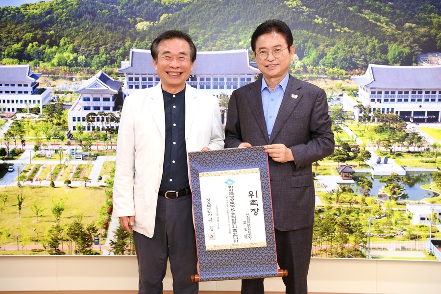 ▲ 경상북도가 추진하는 ‘K-과학자마을’의 핵심 인사인 고도원 이사장(왼쪽)이 국제적으로 권위 있는 상을 수상하며 경북의 인문·과학 융합 전략이 세계적인 주목을 받게 됐다.ⓒ경북도