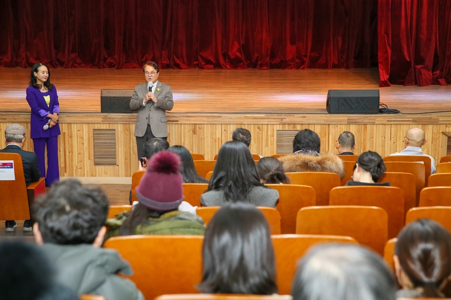▲ 김하수 청도군수는 “이번 포럼이 제4차 산업혁명과 AI 시대 속에서 인간의 존엄과 조화, 글로벌 공동체의 평화를 이끄는 출발점이 되기를 바란다”고 말했다.ⓒ청도군