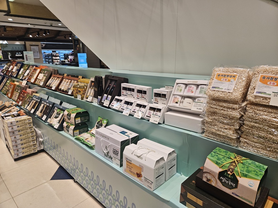 ▲ 달성군(군수 최재훈)은 설 명절을 맞아 1월 26일부터 2월 15일까지 21일간 롯데백화점 대구점 지하 2층 식품관과 온라인 쇼핑몰에서 ‘달성군 우수 농·특산물 설맞이 특별행사’를 진행한다(롯데백화점 대구점 지하 2층 식품관에 마련된 달성군 우수 농·특산물 설맞이 특별행사 코너.)ⓒ달성군