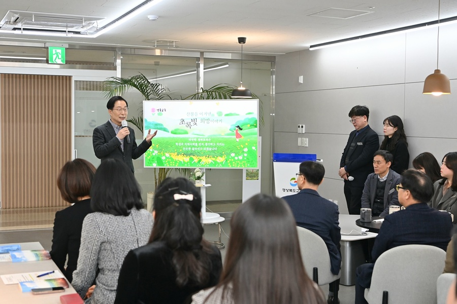 ▲ 경북교육청(교육감 임종식)은 26일 본청 라운지 102에서 2025년 봄 대형 산불로 큰 피해를 입은 교육 현장의 대응과 극복 과정을 담은 산불 대응 수범 사례집 ‘산불을 이겨낸 초록빛 희망이야기’를 발간했다(인사말하고 있는 임종식 교육감).ⓒ경북교육청