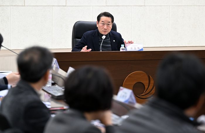 ▲ 유정복 인천시장이 26일 열린 '자치구 출범 준비상황보고회'에서 출범 준비상황을 점검하고 있다.ⓒ인천시 제공