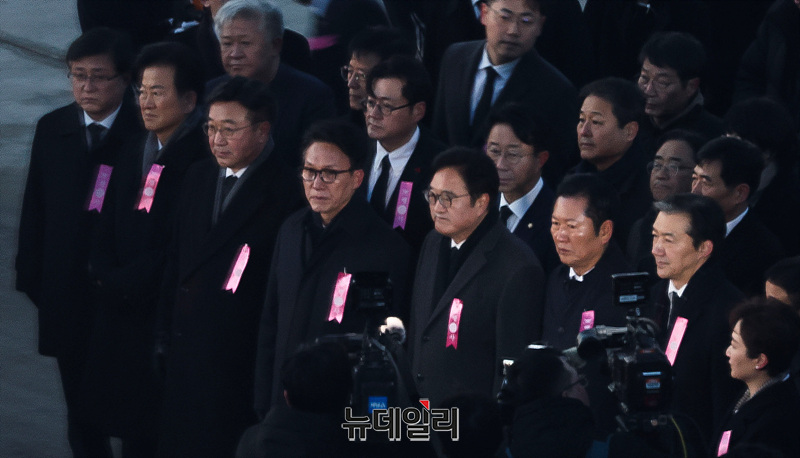 [포토] 이해찬 전 총리 영접하는 김민석·우원식·정청래·조국
