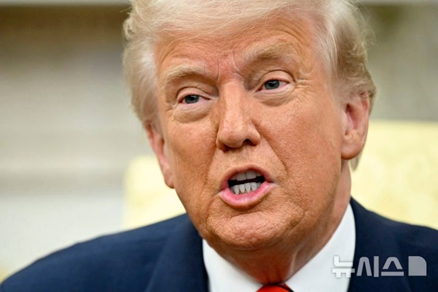 ▲ 도널드 트럼프 27일 미국 대통령이 한국산 제품에 대한 관세를 25%로 다시 끌어올리겠다고 밝히면서 중소·중견기업의 경영 부담이 본격화되고 있다. ⓒ뉴시스