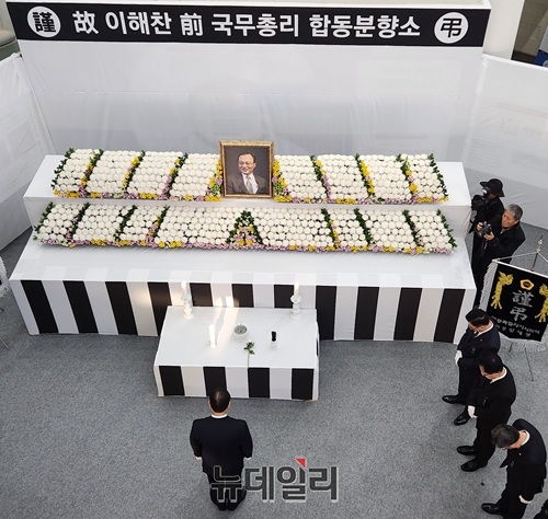 ▲ 최민호 세종시장이 27일 오전 고(故) 이해찬 전 국무총리를 추모하기 위해 이날부터 31일까지 운영되는 세종시청 1층 로비 합동분향소를 찾아 조문하고 있다.ⓒ이길표 기자