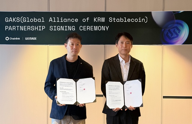 ▲ 왼쪽부터 션 정(Sean Chung) 체인링크 랩스 APAC 비즈니스 파트너십 총괄, 김석환 위메이드 부사장.ⓒ위메이드