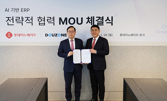 ▲ 오른쪽 김경엽 롯데이노베이트 대표이사, 왼쪽 이강수 더존비즈온 부회장.ⓒ롯데이노베이트