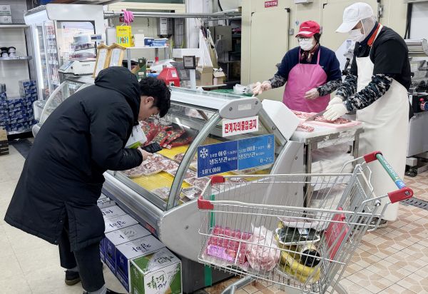 ▲ 농협 충남세종본부 관계자들이 축산물 사업장을 대상으로 특별 위생점검을 실시하고 있다.ⓒ농협 충남세종본부