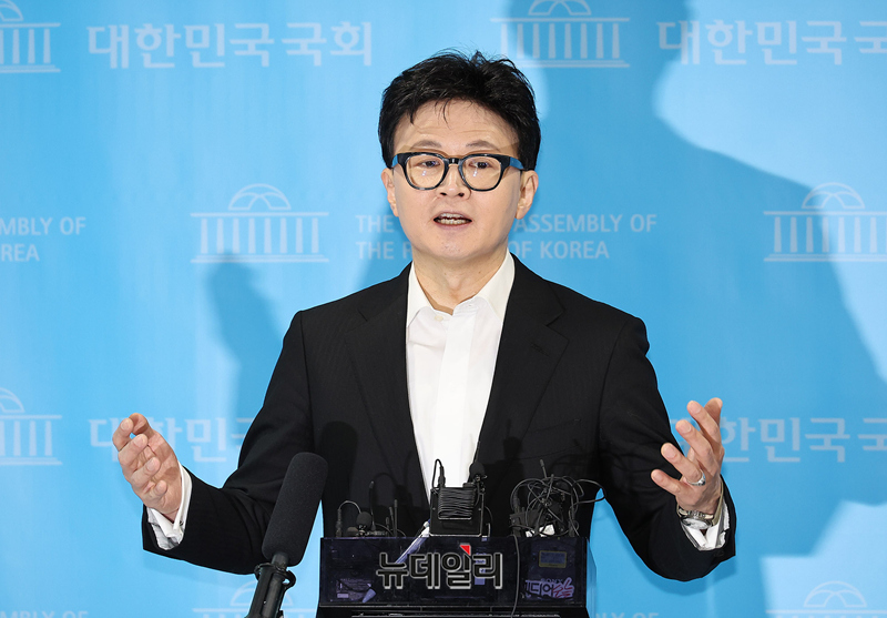 ▲ 당원게시판 사태와 관련해 국민의힘에서 제명된 한동훈 전 대표가 14일 오후 국회 기자회견장에서 긴급기자회견을 마치고 취재진의 질의에 답하고 있다.  ⓒ정상윤 기자