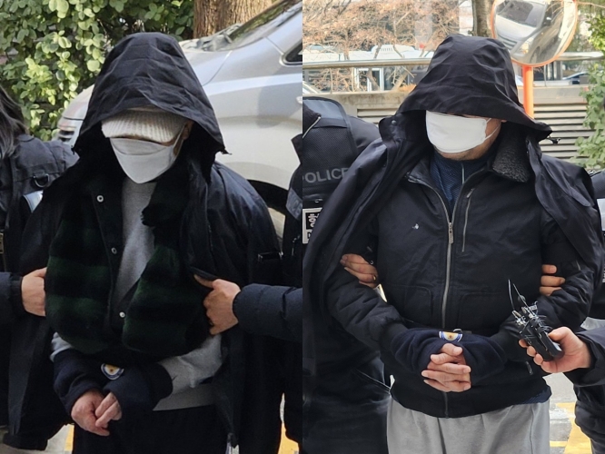 ▲ 90대 노모를 폭행해 숨지게 한 혐의를 받는 60대 딸(왼쪽)과 이를 방조한 사위가 지난 26일 오후 인천 미추홀구 인천지법에서 열린 영장실질심사(구속 전 피의자 심문)에 출석하고 있다. ⓒ뉴시스