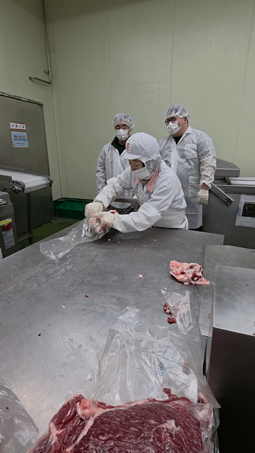 ▲ 1차 정형을 마친 고기에 진공포장 작업을 하고 있다. ⓒ남수지 기자