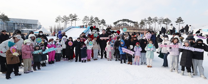 ▲ 청주시가 운영중인 눈썰매장에서 어린이들이 이벤트에 참여하고 있다.