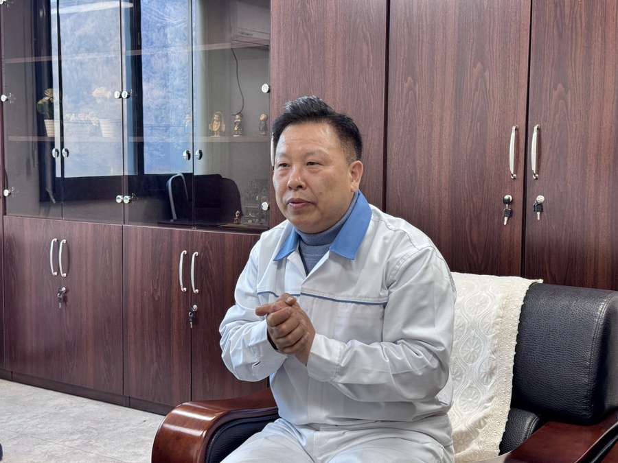 ▲ 강순하 동양플러스 부장이 뉴데일리와의 인터뷰에서 고기 정형에 대해 설명하고 있다. ⓒ남수지 기자