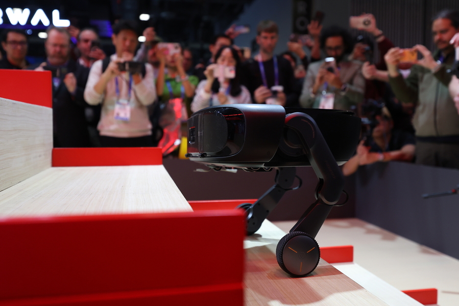 ▲ CES 2026에서 로보락이 2륜 다리를 탑재한 로봇청소기로 계단을 오르락 내리락하는 모습을 시연하는 모습. ⓒ연합뉴스