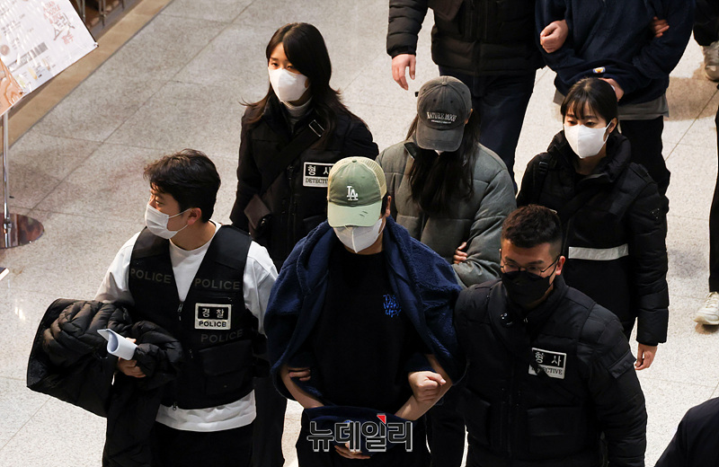 ▲ 캄보디아를 거점으로 범죄를 저지른 한국 국적 피의자 73명이 지난 23일 오전 인천국제공항 제2여객터미널을 통해 강제 송환되고 있다. ⓒ서성진 기자