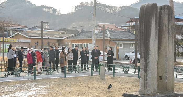 ▲ 최원철 공주시장이 지난 26일 중학동 시민과의 대화에서 현장을 방문하고 있다.ⓒ공주시