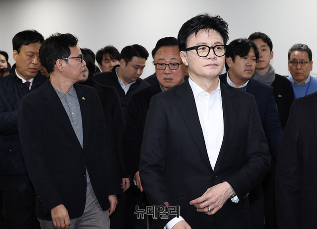 ▲ 당원게시판 사태와 관련해 국민의힘에서 제명된 한동훈 전 대표가 14일 오후 국회 소통관에서 열린 긴급기자회견 직후 소통관을 나서고 있다. 소통관 입구에는 한동훈 지지자들이 대거 몰려 이름을 연호하며 응원했다. ⓒ정상윤 기자