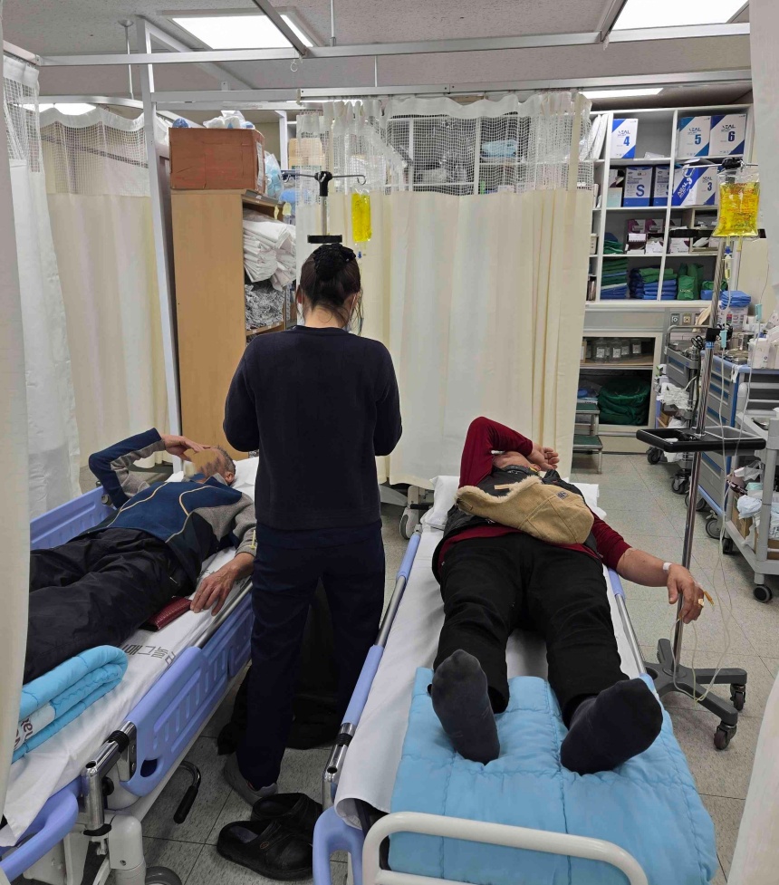 ▲ 지난해 12월 경로당 식중독으로 병원에 이송된 주민들이 치료를 받고 있다ⓒ가평군 제공