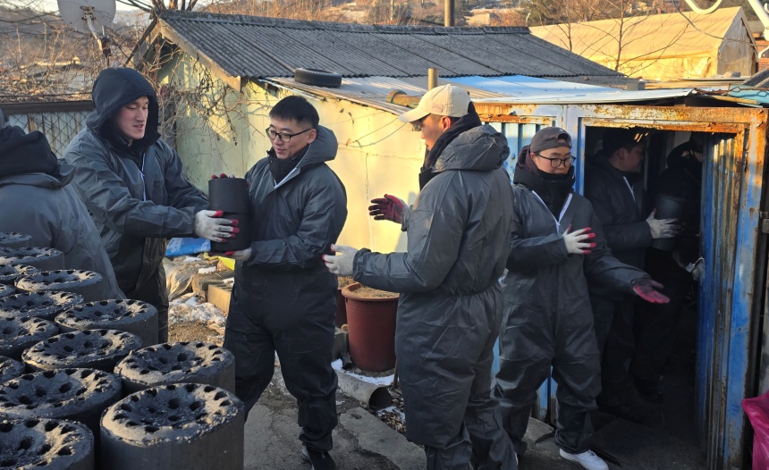 ▲ 가평군 소재 수기사 기갑수색대대 대원들이 조종면 가구에 연탄을 전달하고 있다 ⓒ가평군 제공