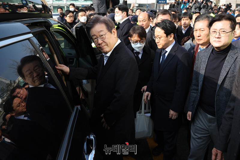 ▲ 지난 2024년 1월 2일 부산 강서구 가덕도에서 피습을 당한 당시 이재명 더불어민주당 대표가 같은해 1월 10일 오전 서울 종로구 서울대학교병원에서 퇴원하며 차량에 오르고 있다. ⓒ정상윤 기자