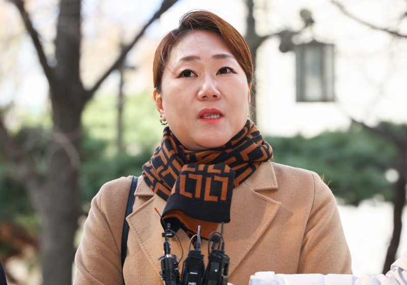 ▲ 강혜경씨가 27일 오후 서울 마포구 서울경찰청 공공범죄수사대에 이준석 개혁신당 대표의 여론조사 비용 대납 의혹 관련 참고인 조사를 받기 위해 출석하고 있다. ⓒ뉴시스