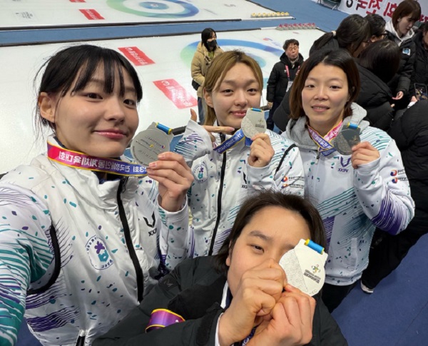 ▲ 충청북도 선수단 제23회 전국장애인동계체육대회 여자 컬링 2위(왼쪽 첫번째 서은주, 가운데 위 서은지)
