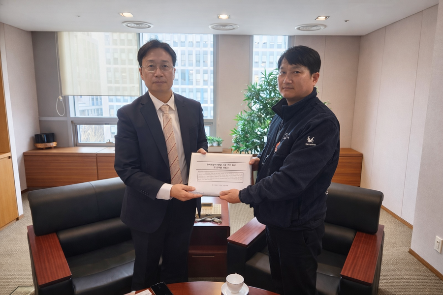▲ 한국항공우주산업(KAI) 노동조합이 사장 인선 장기 지연에 따른 현장의 우려를 전달하고 조속한 경영 정상화를 촉구하기 위해 전 임직원 청원서를 수출입은행에 제출했다. ⓒKAI 노조