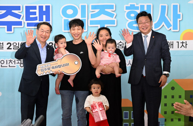 ▲ 원주택에 입주할 하주희씨(왼쪽서 세번째) 가족이 지난해 7월 인천 미추홀구 숭의동 대성지움애 빌라에서 열린 입주식에 참석해 유정복(맨 왼쪽) 인천시장과 기념 촬영하고 있다. ⓒ인천시 제공