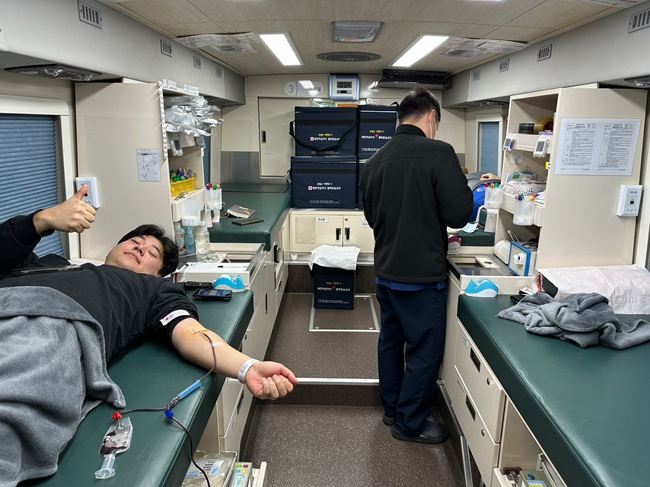 ▲ 동해발전본부가 지난 26일 종합사무동 앞에서 대한적십자사 강원혈액원과 함께 2026년 첫번째 릴레이 '사랑의 헌혈 캠페인' 행사를 가졌다. ⓒ동해발전본부