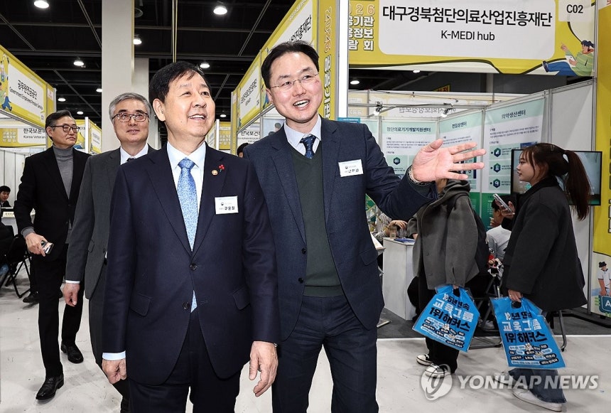 ▲ 구윤철 부총리 겸 재정경제부 장관이 27일 서울 서초구 aT센터에서 열린 2026 공공기관 채용정보박람회에서 기관별 상담 부스를 살펴보고 있다. ⓒ연합뉴스