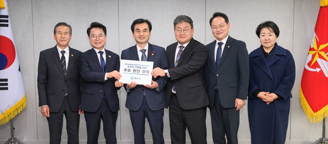 ▲ 육동한 시장이 허영 국회의원, 권주상·권희영 시의원, 유정배 더불어민주당 춘천-철원-화천-양구을 지역위원장과 함께 안규백 장관을 만나 신북읍 율문리 일원에 위치한 신북항공대(제12항공단)의 이전 필요성을 설명하며 주민 안전과 군 작전 효율성을 함께 고려한 합리적 대안 검토를 요청했다. ⓒ춘천시