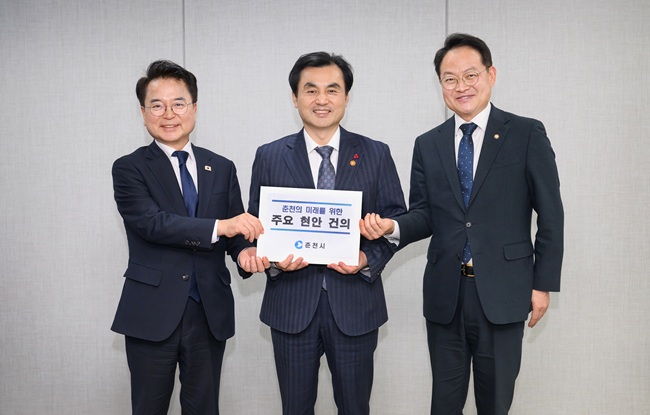 ▲ 육동한 시장과 허영 국회의원이 안규백 국방부 장관을 만나 신북항공대 이전을 비롯한 지역 국방 현안의 장기 과제 해소를 위해 국방부의 적극적인 역할과 협력을 건의했다. ⓒ춘천시