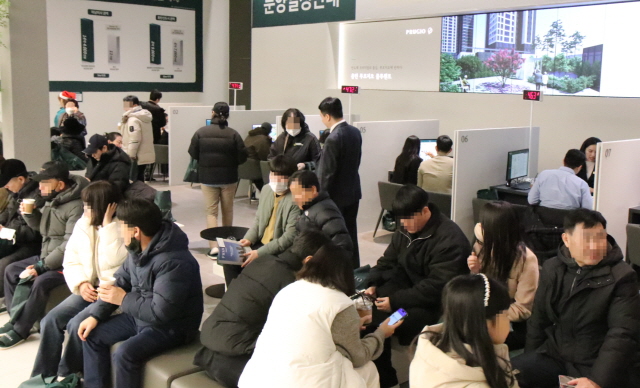 ▲ '용인 푸르지오 클루센트' 견본주택이 관람객들로 붐비고 있다. ⓒ대우건설