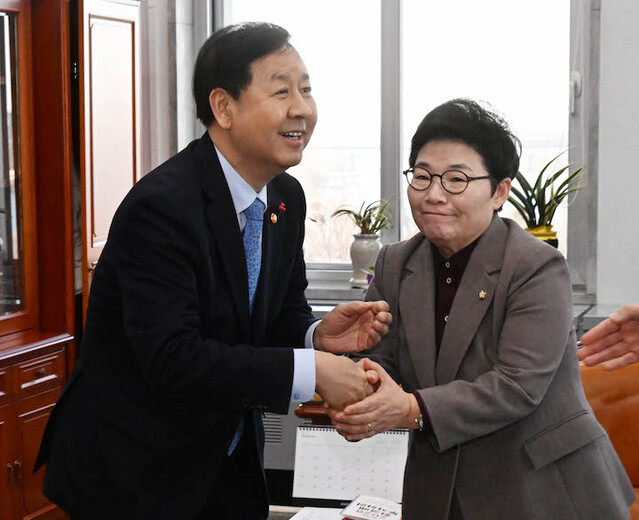 ▲ 임이자 국회 재정경제기획위원장과 구윤철 경제부총리 겸 재정경제부 장관이 27일 서울 여의도 국회에서 도널드 트럼프 미국 대통령의 관세 인상 언급과 관련해 면담하고 있다. ⓒ뉴시스