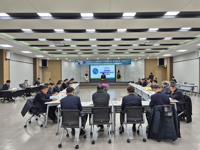 ▲ 농협 강원본부가 27일 강원본부 대회의실에서 강원농협연합판매사업에 참여하는 36개 농협 조합장이 참석한 가운데 '2026년 강원농협연합판매사업 협의회 정기총회'를 개최했다. ⓒ농협 강원본부