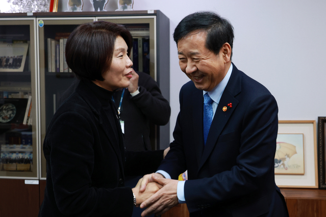 ▲ 구윤철 경제부총리 겸 재정경제부 장관이 27일 서울 여의도 국회 의원회관에서 한정애 더불어민주당 정책위의장과 인사를 나누고 있다. ⓒ뉴시스