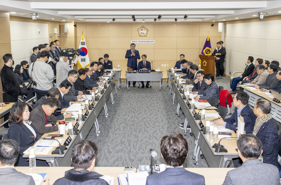 ▲ 경상북도의회(의장 박성만)는 1월 27일 오전 10시 30분 의회 다목적실에서 경북대구행정통합특별위원회(위원장 배진석) 제3차 회의와 오후 2시 전체 의원총회 등을 잇달아 열고 경상북도 집행부 관계자들을 상대로 경북·대구 행정통합 추진과 관련한 주요 현황에 대한 열띤 토의와 현안 사항에 대해 논의했다.ⓒ경북도의회