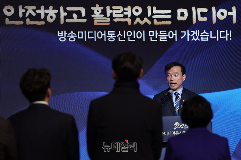 김종철 방미통위 위원장 “과거 방문진 이사 교체 시도 유감 … 공영방송 정상화 매진할 것”