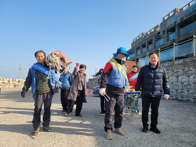 ▲ 지난 17일 포스코 포항제철소 해양환경지킴이봉사단이 이가리 해변가에서 환경 정화 활동을 하고 있다.ⓒ포스코