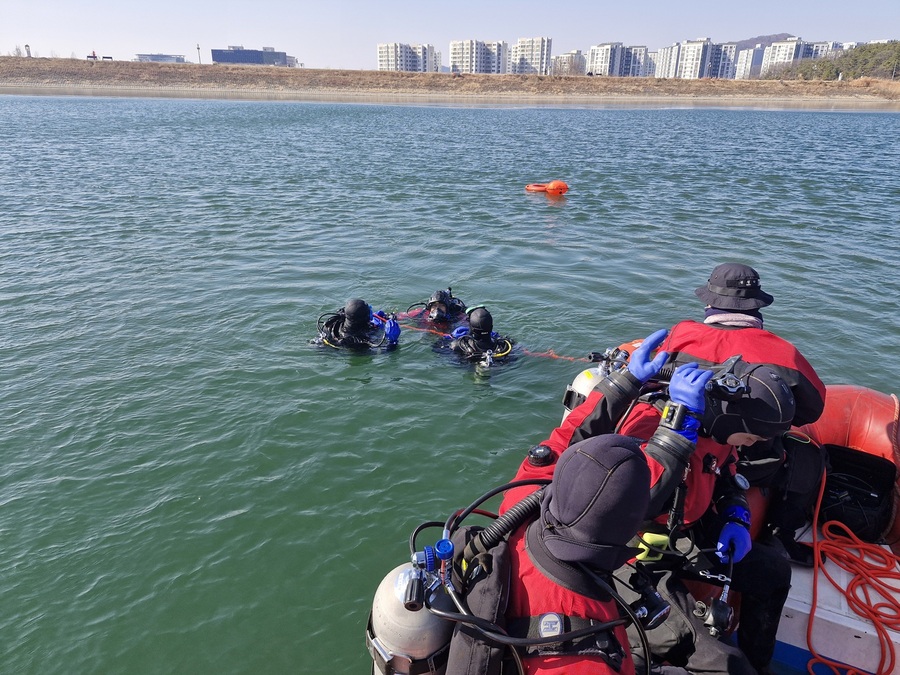 ▲ 대구소방안전본부는 혹한기 저수지와 하천 결빙으로 겨울철 수난사고 위험이 커짐에 따라, 1월 26일부터 2월 6일까지 9일간 신속하고 효율적인 인명구조 대응을 위한 ‘권역별 동계 수난 인명구조훈련’을 실시한다.ⓒ대구시