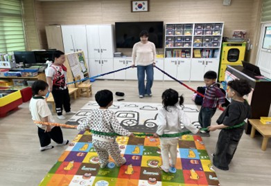 ▲ 경북교육청(교육감 임종식)은 올해도 돌봄 수요를 반영해 점진적으로 확대 운영할 계획이다(의성 단초초병설유 방과후 과정 협력놀이 모습).ⓒ경북교육청