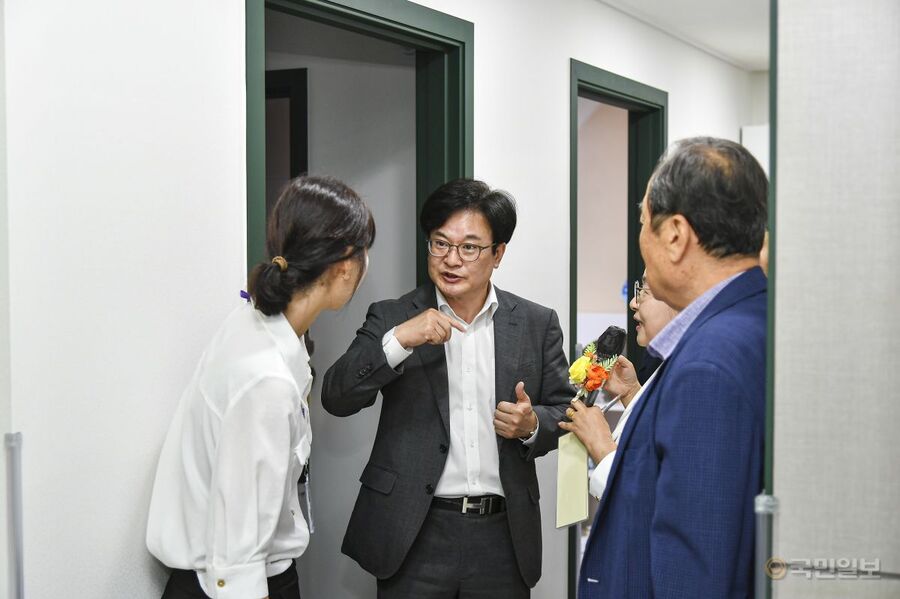 ▲ 김병수(가운데) 시장이 관내 아파트 경비·청소 노동자 휴게시설 개선 현장을 찾아 관계자들에게 제도 개선 추진 경과와 향후 지원 방향을 설명하고 있다.ⓒ김포시 제공