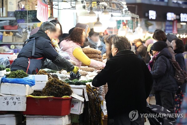 ▲ 서울의 한 전통시장에서 시민들이 장을 보고 있다.ⓒ연합뉴스