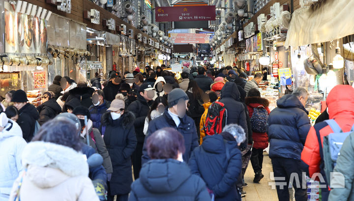▲ 서울 청량리 농수산물시장에서 시민들이 장을 보고 있는 모습.ⓒ뉴시스