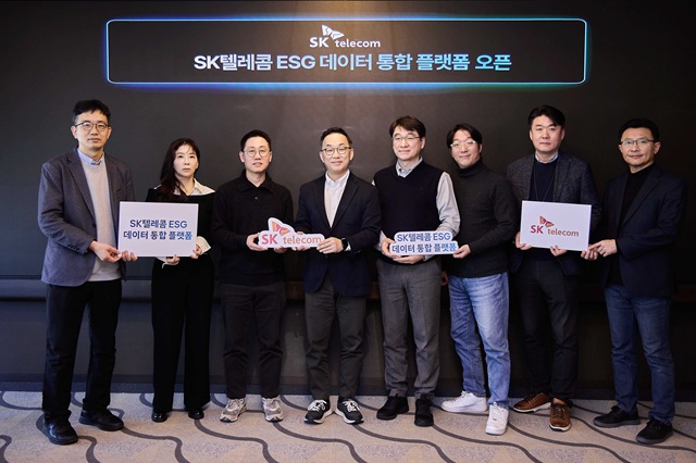 ▲ 엄종환 SKT ESG추진실장(사진 왼쪽 네번째)과 SKT 자회사 ESG 임원들이 ‘ESG데이터 통합 플랫폼’ 론칭 기념 촬영을 하는 모습.ⓒSK텔레콤