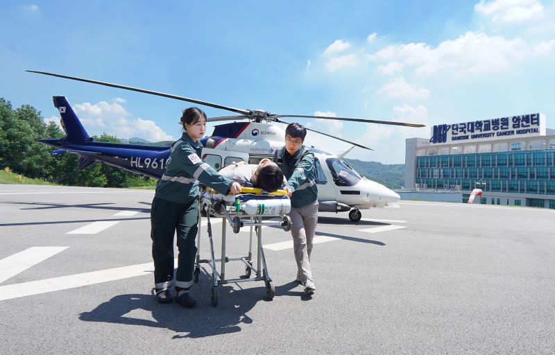 ▲ ‘충남 응급의료 전용헬기’가 응급 환자를 이송하는 모습.ⓒ단국대병원