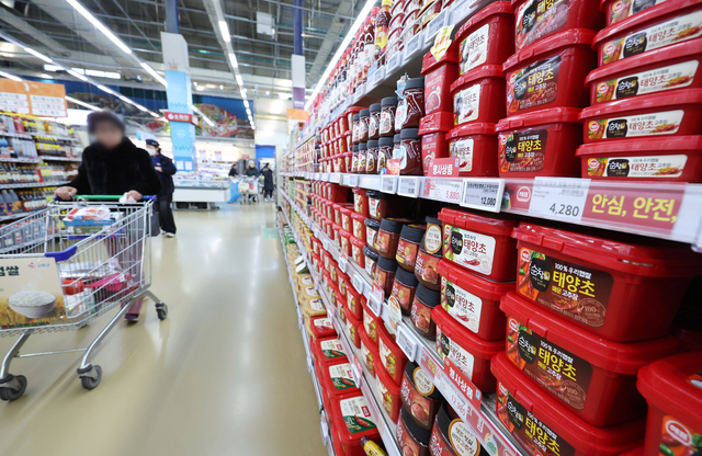 ▲ 19일 오후 서울 시내의 한 대형마트에서 고객이 고추장을 살펴보고 있다.  ⓒ뉴시스