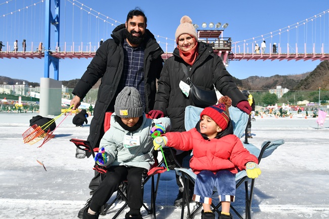 ▲ 2026 화천산천어축제장을 찾은 외국인 관광객들. ⓒ화천군