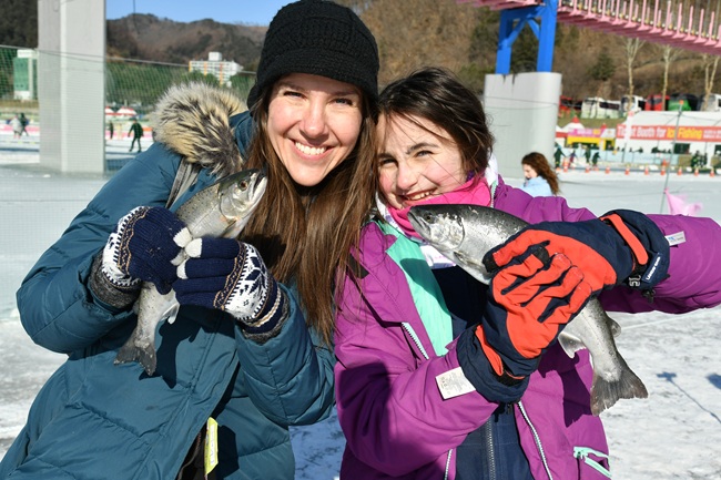 ▲ 2026 화천산천어축제장을 찾은 외국인 관광객들. ⓒ화천군